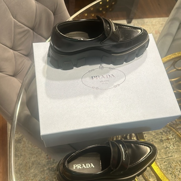 bought this Prada shoes from Paris, I’ve worn it only twice. - Picture 4 of 9